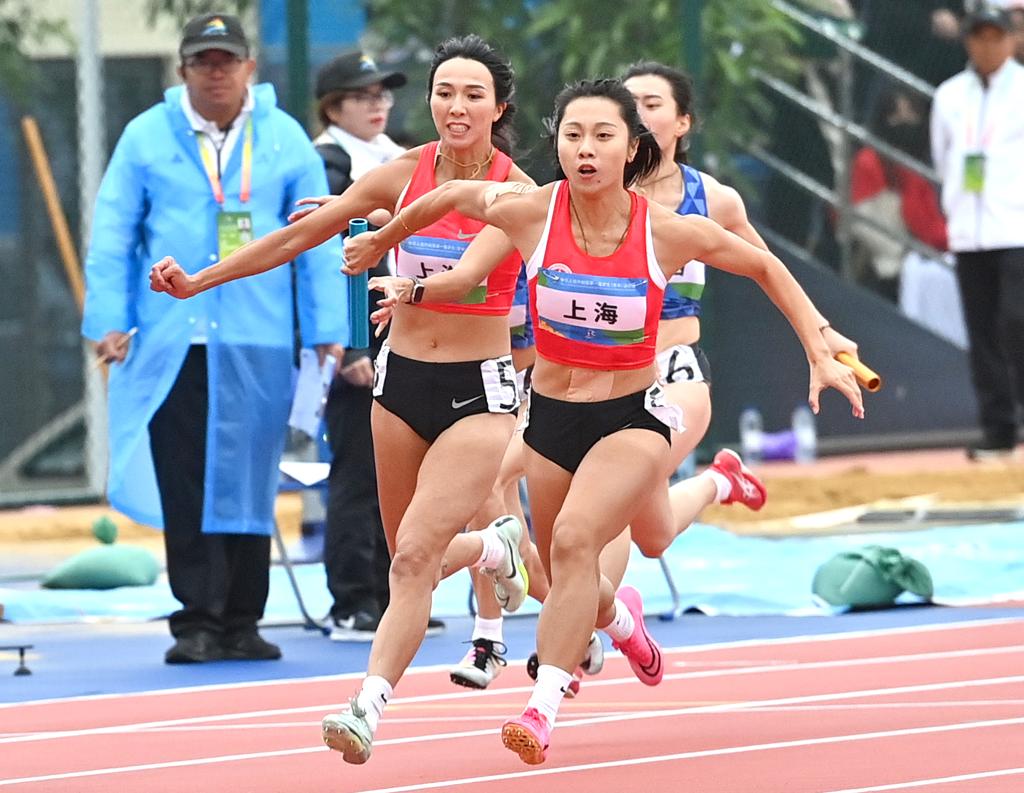 田径——大学乙组女子4X100米接力：上海队夺冠