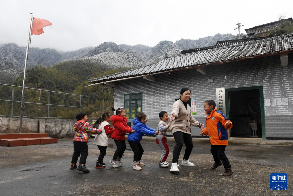 新华全媒+丨绽放在讲台上的青春——广西大山教师12年调研采访影像志-新华网