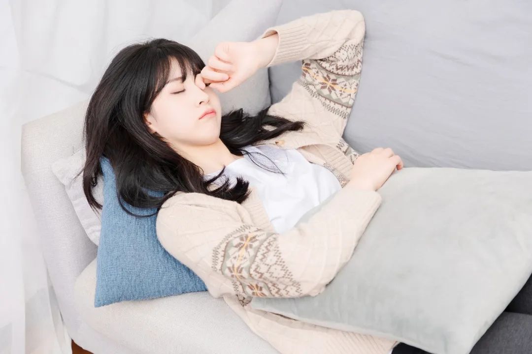 居家生活的亚洲女孩图片素材