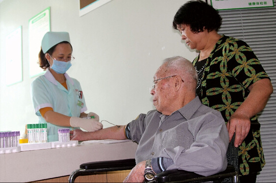 右江区出资3万多元为老干部体检