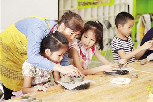 小朋友比拼做陶罐感受艺术熏陶