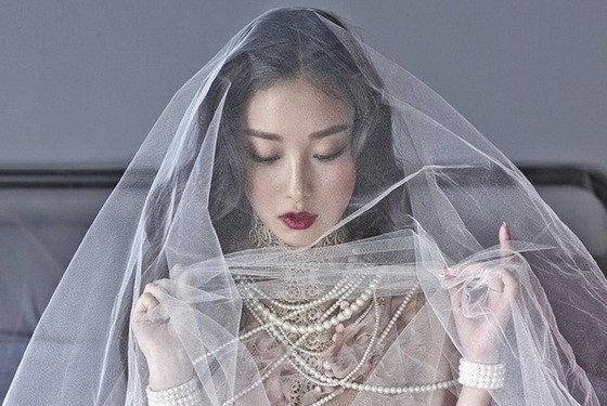 倪妮大片裹唯美纱裙美似新娘 轻纱遮面娇柔妩