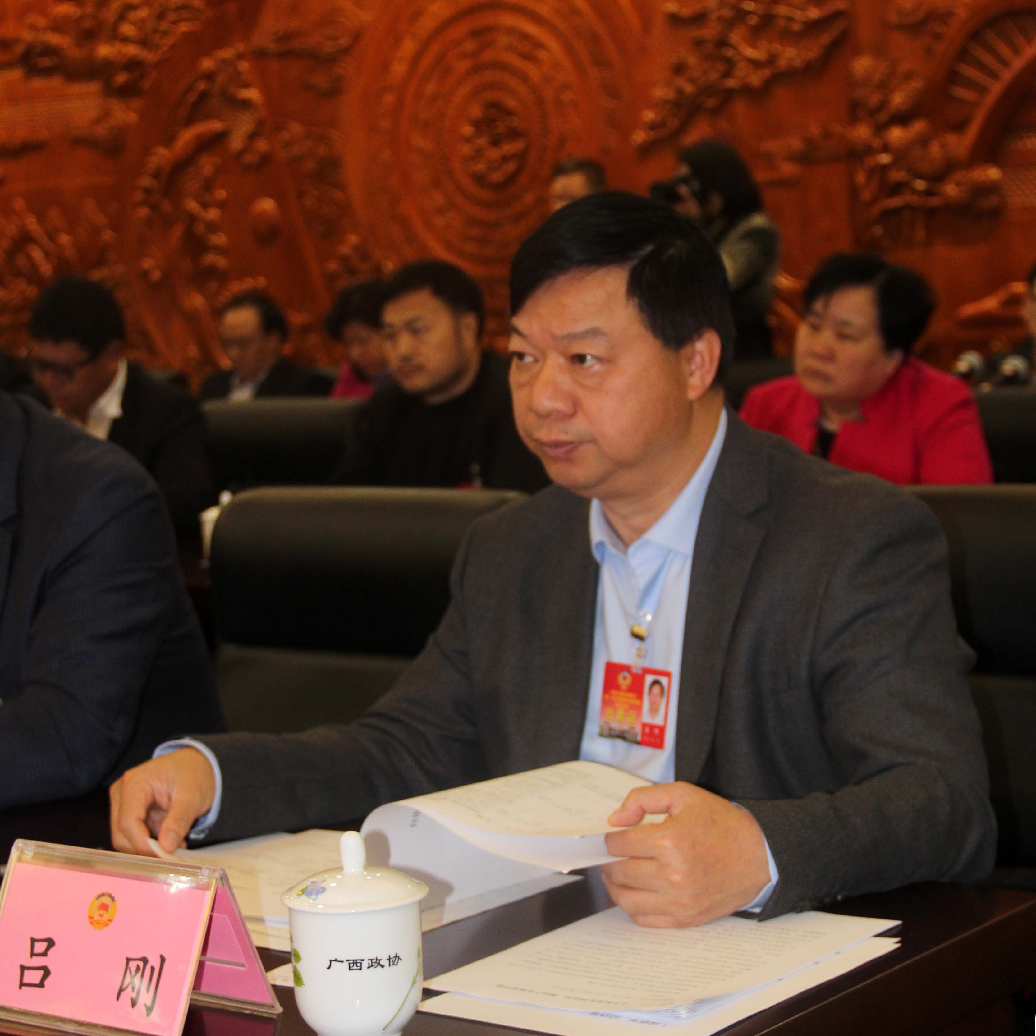 吕刚:大力发展实体经济 推动产业转型升级