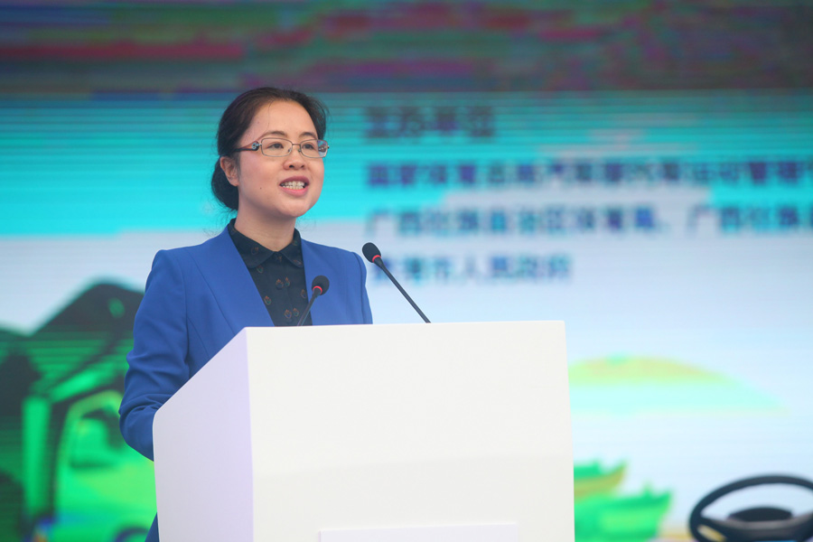 贵港市委副书记,桂平市委书记钟畅姿在开幕式上介绍大会情况