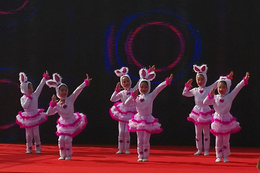 少儿表演兔子舞蹈