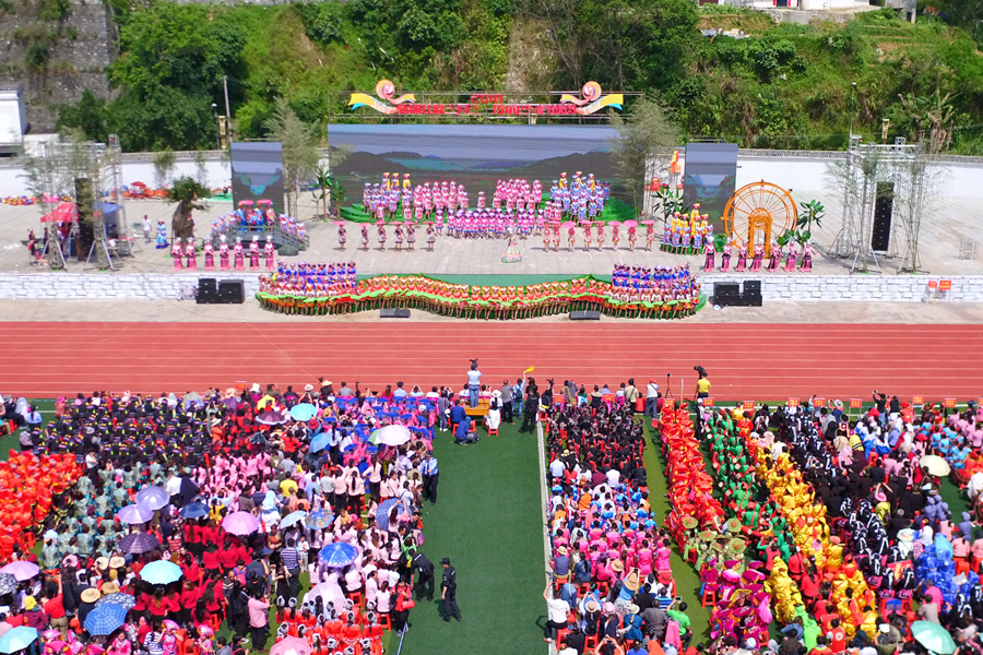 幼儿园摆长桌跳竹竿舞 传承壮族三月三文化