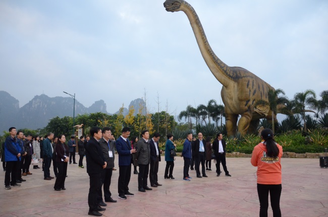 与会人员在扶绥县龙谷湾恐龙公园实地考察