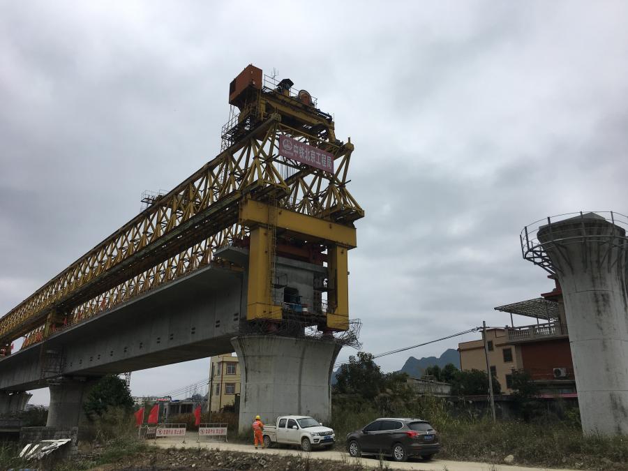 貴南高鐵澄江雙線特大橋節段拼裝梁順利完成拼接