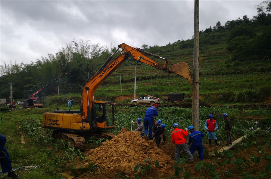 天等供电局：冒雨抢修 守护万家灯火
