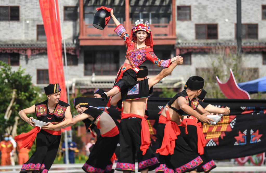 广西大化瑶族群众欢庆“祝著节”