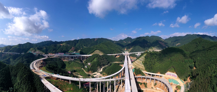 广西天峨：崇山峻岭“巨龙”飞