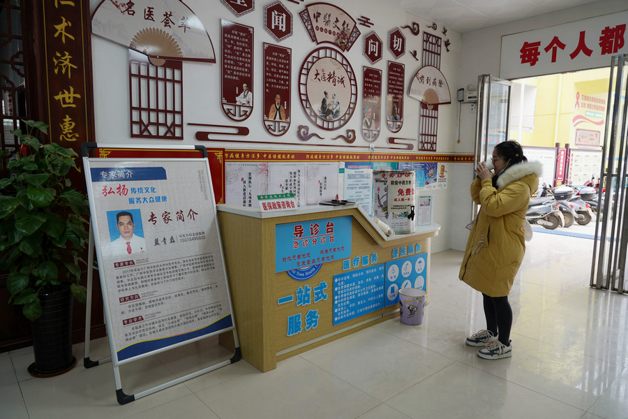 忻城县果遂镇卫生院为群众免费提供防疫茶饮