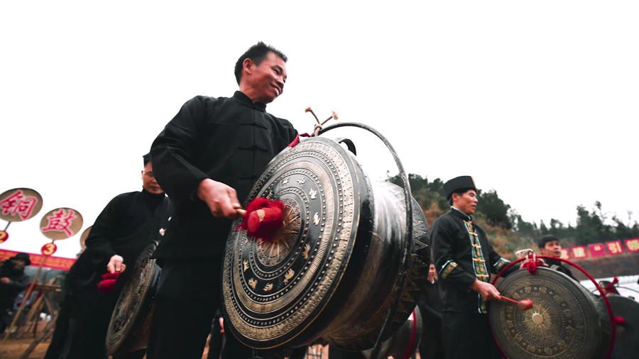 “中國銅鼓之鄉”數百面銅鼓敲響春天的音符