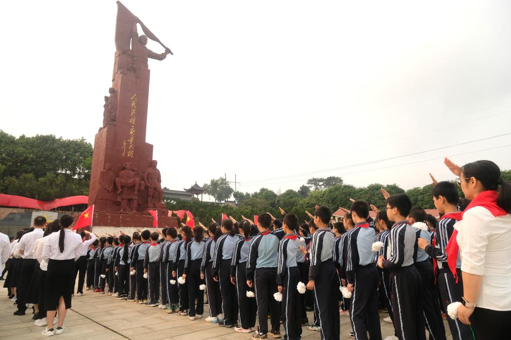 清明節前祭英烈