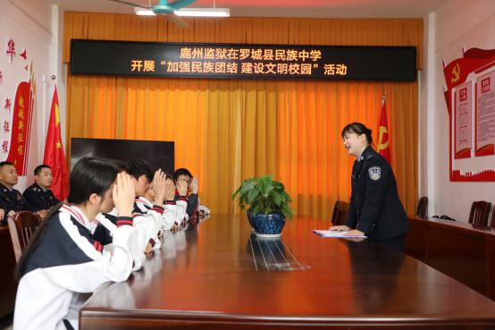 警暖童心 与爱同行