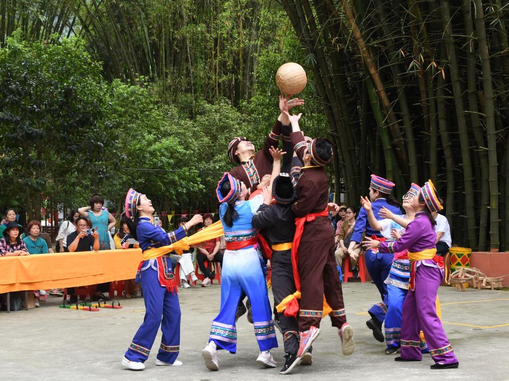 广西罗城：传统体育竞技引游客
