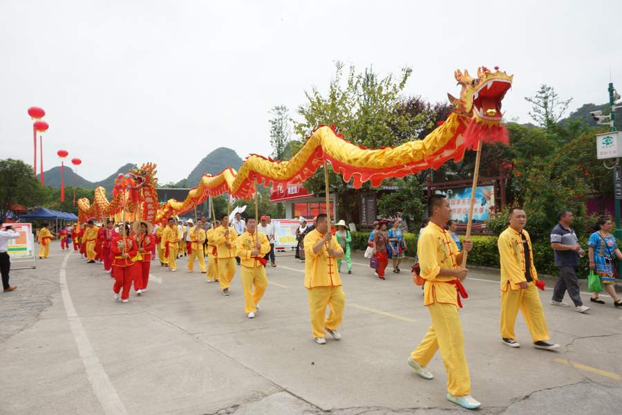 阳朔县举办&ldquo;歌从漓江来&middot;遇龙春韵&rdquo;三月三民俗文化活动
