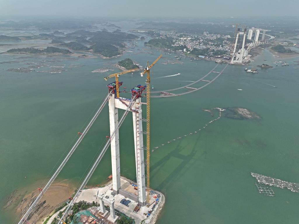 廣西最長跨海大橋全面進入上部結構施工階段
