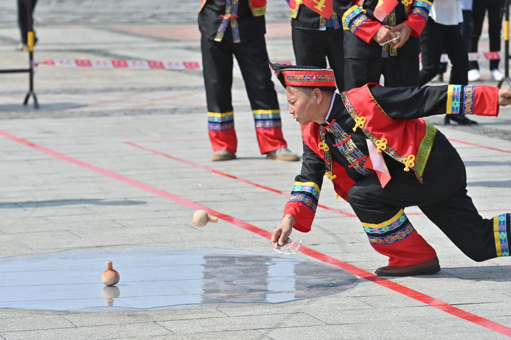 广西河池：“五一”假期赛陀螺