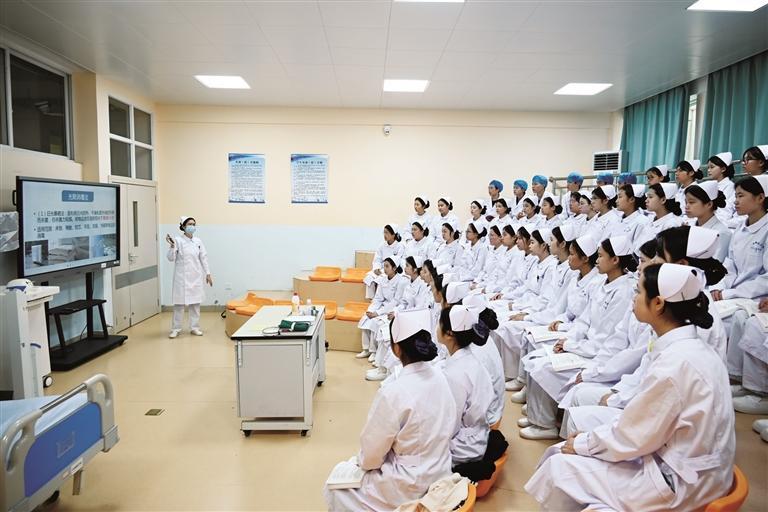 護士隊伍壯大 護理專業吃香——國際護士節前聚焦柳州護理行業新變化