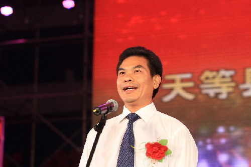崇左市副市长雷海良宣布开幕式晚会开始