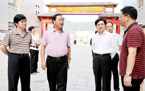 自治区人大常委会副主任车荣福到凭祥市考察