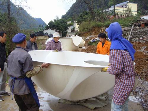 大化:村民安装玻璃钢沼气池