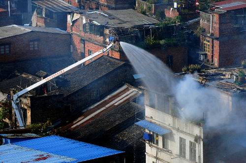 高喷消防车灭火
