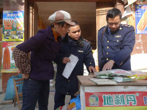 兴宾区工商局小平阳工商所开展农资专项检查